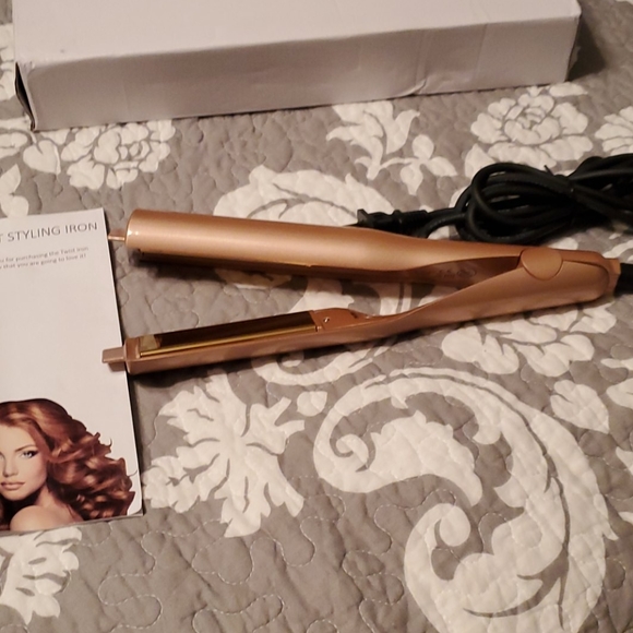 Twist Styling Iron. NWOT - Picture 2 of 9